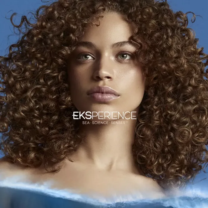 des cheveux bouclés sont naturellement magnifiques,